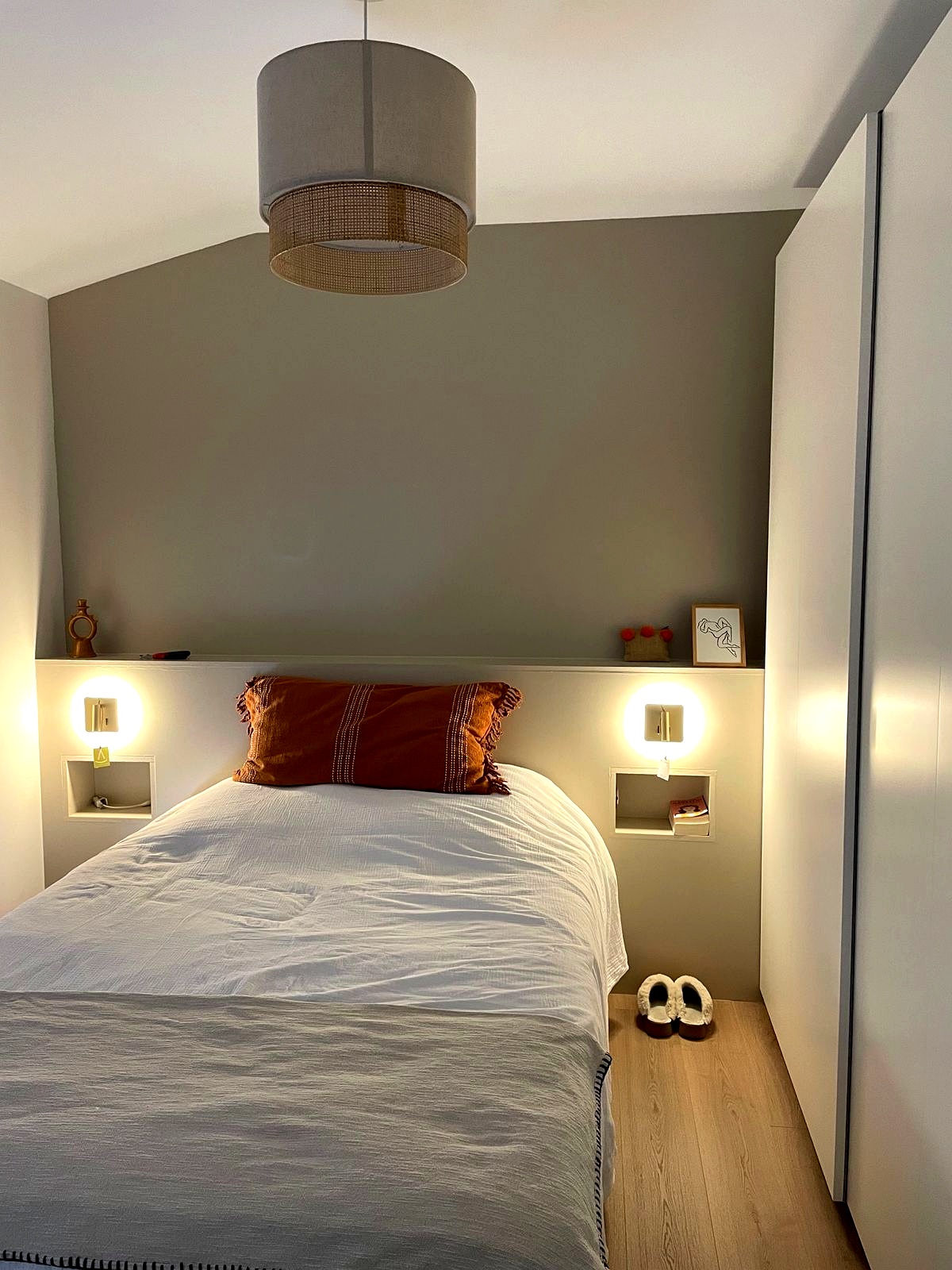Chambre rénovée à Bordeaux — tête de lit sur mesure, tons gris vert sauge