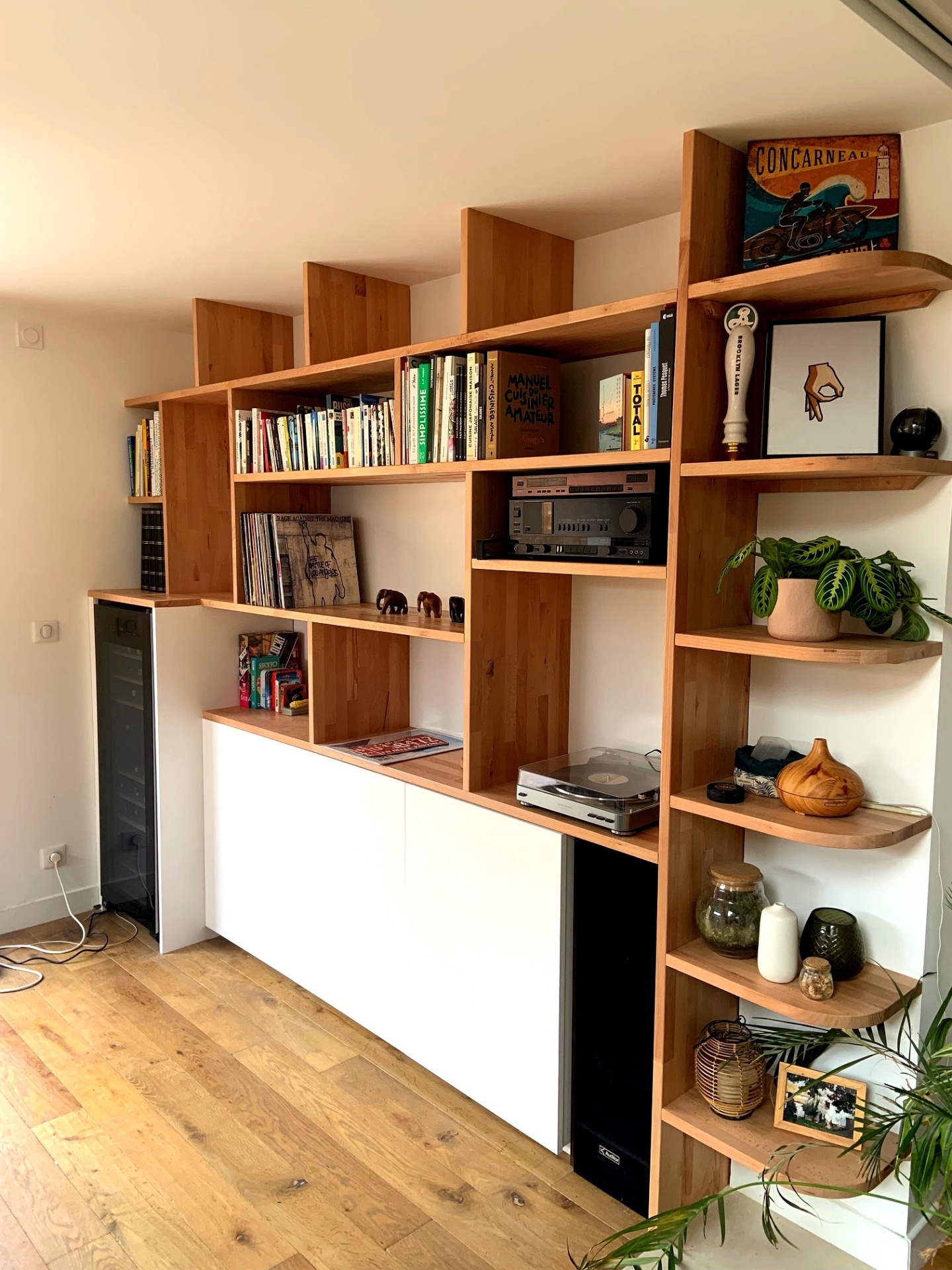 Bibliothèque bois sur-mesure tourne-disque cave à vin