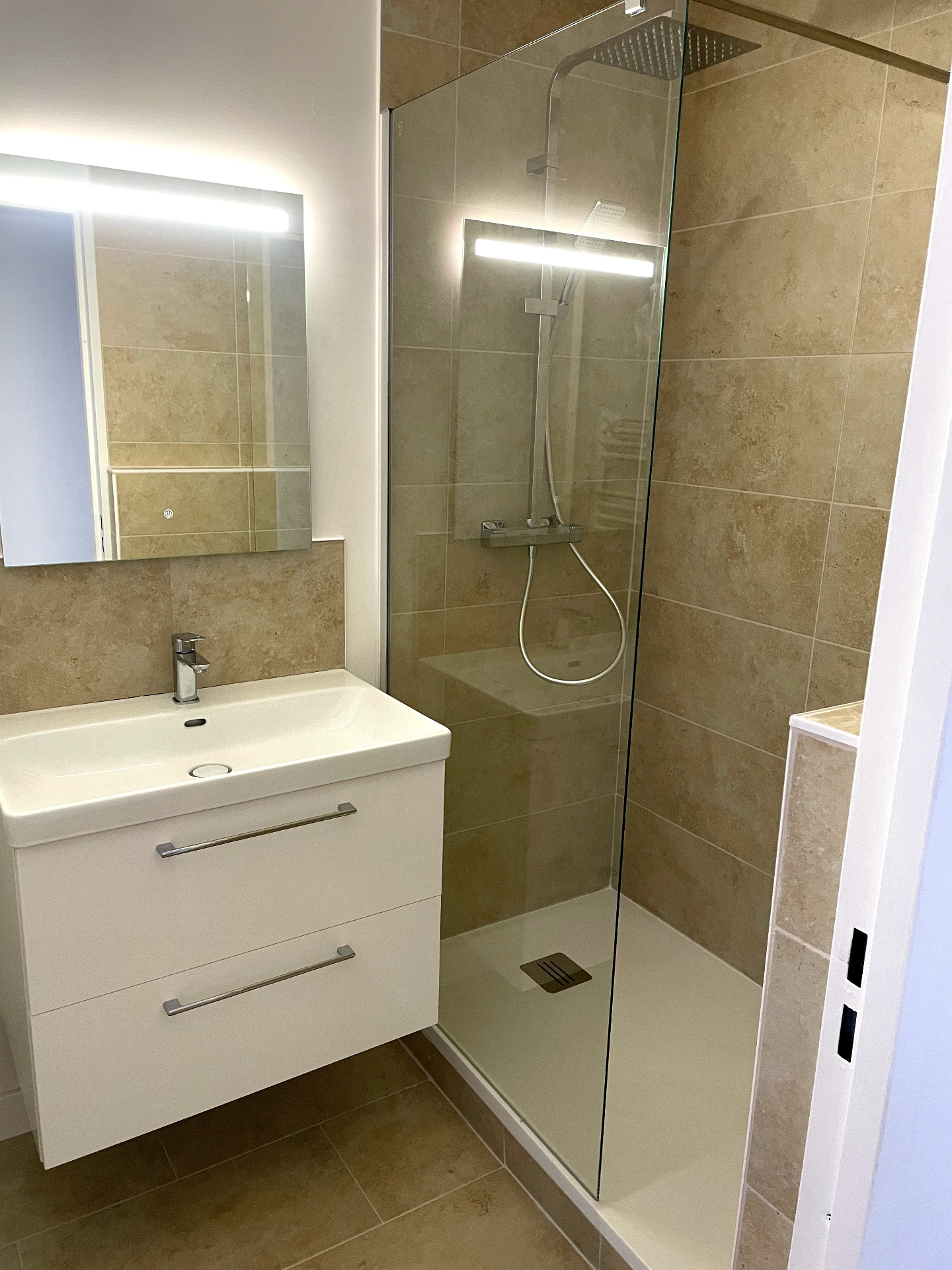 rénovation salle de bain Bordeaux douche italienne carrelage travertin